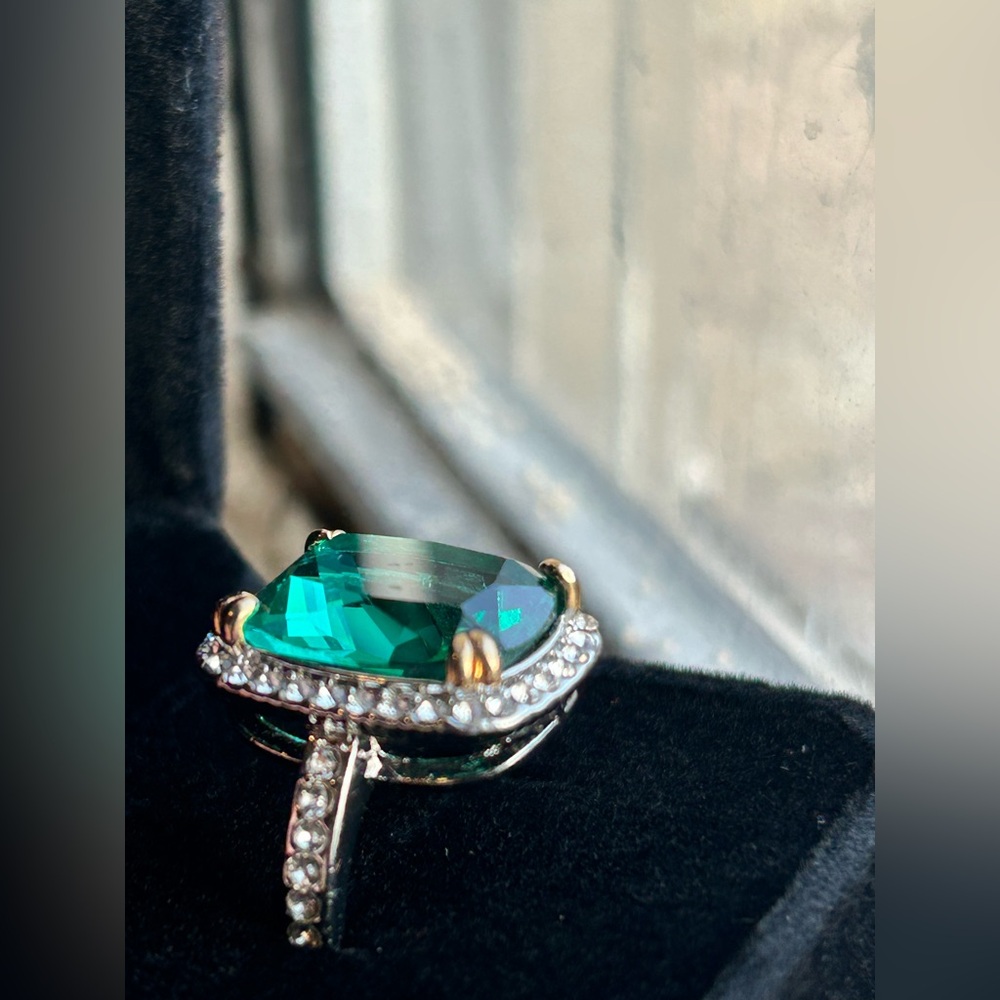 Size 8 - Beautiful Teal Green Cocktail Ring, Large Center Stone - Picture 12 of 17